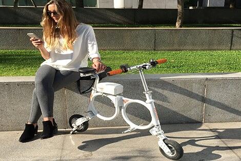  Ahora Airwheel E3 bicicleta eléctrica de mochila ofrece a los ciudadanos otra opción, una más cómoda y ecológica.